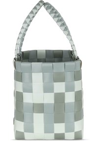 Quadratischer, gewebter Korb in Grau- und Weißtönen. Besitzt einen geflochtenen Griff und eine strukturierte Form. Hergestellt aus flexiblem, strapazierfähigem Material.