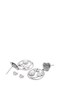 Sidabriniai gėlių pakabukai su apvaliais baltais perlais ir mažomis krištolo detalėmis, pateikti su drugelio užsegimais ant baltos fono.