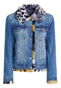 Chaqueta de mezclilla azul con forro de piel sintética multicolor y cuello con estampado de leopardo, que cuenta con un cierre de botón en la parte delantera.