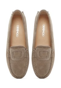 Mocassini loafers in suede tan con accenti squadrati e dettagli di cucitura. Design slip-on con fodera interna liscia. Logo stampato sulla soletta.