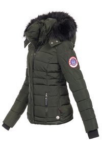 Olivegrüne Pufferjacke mit einer Kapuze aus Kunstfell, Reißverschlusstaschen, gerippten Bündchen und einem runden Aufnäher am Ärmel. Gestepptes Design im gesamten Kleidungsstück.