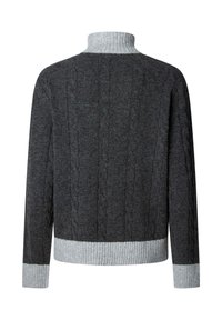 Maglione a maglia grigio scuro con motivo a treccia, dotato di colletto alto grigio a coste e polsini a coste all'orlo e alle maniche.