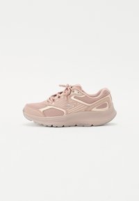 Scarpa da corsa rosa chiaro con tomaia in rete, dettagli testurizzati e suola ammortizzata. Presenta lacci e un logo sul lato.