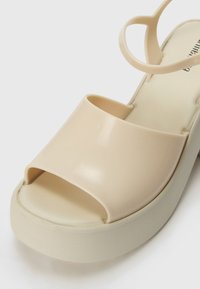 Melissa LINA - Sandale s platformom - white