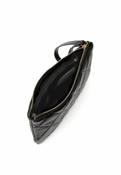 Borsa a tracolla nera in pelle trapuntata con una texture liscia, chiusura a zip e una cerniera in tono oro. L'interno presenta un compartimento principale e una tasca.