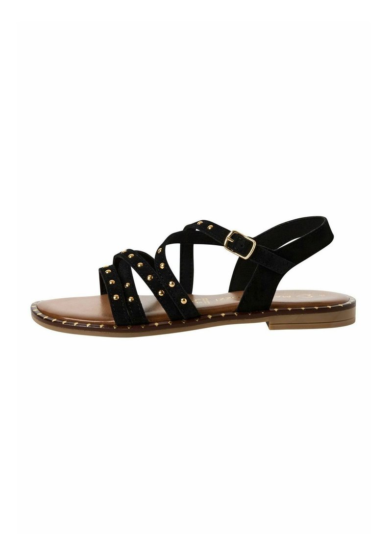 Sandalo in suede nero con cinturini incrociati, dettagli in metallo dorato e chiusura con fibbia. Suola piatta con dettagli di cucitura lungo il bordo.