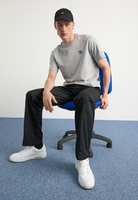 adidas Originals TREFOIL ESSENTIALS - Camiseta estampada - medium grey heather