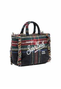Wollen mix tote bag in een donker geruit ontwerp met franjes, voorzien van een witte "Saint Barth" logo en kleurrijke accenten. Twee ronde handvatten.