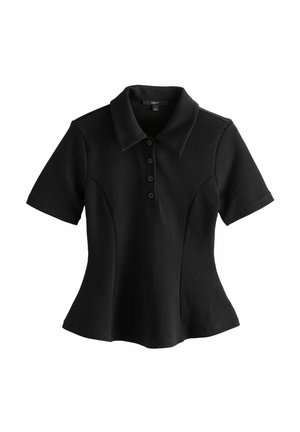 Fekete rövid ujjú galléros póló, testhez simuló derékrésszel, négy elöl gombbal és hegyes gallérral, fehér háttéren.