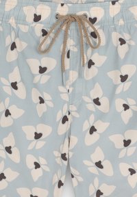 Shorts de bain bleu clair avec un motif floral blanc et marron foncé, taille élastique avec cordon de serrage, et texture de tissu douce.