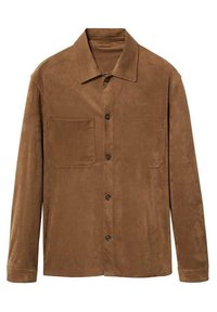 Brun ruskindsskjorte med spidse kraver, to frontlommer og knaplukning. Har en glat overflade og lange ærmer.