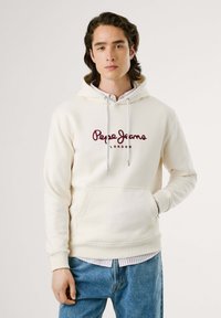 Crème hoodie met een voorste kangoeroezak, featuring een maroon "Pepe Jeans London" logo. De trekkoorden zijn van textuurwit met zilveren tips.