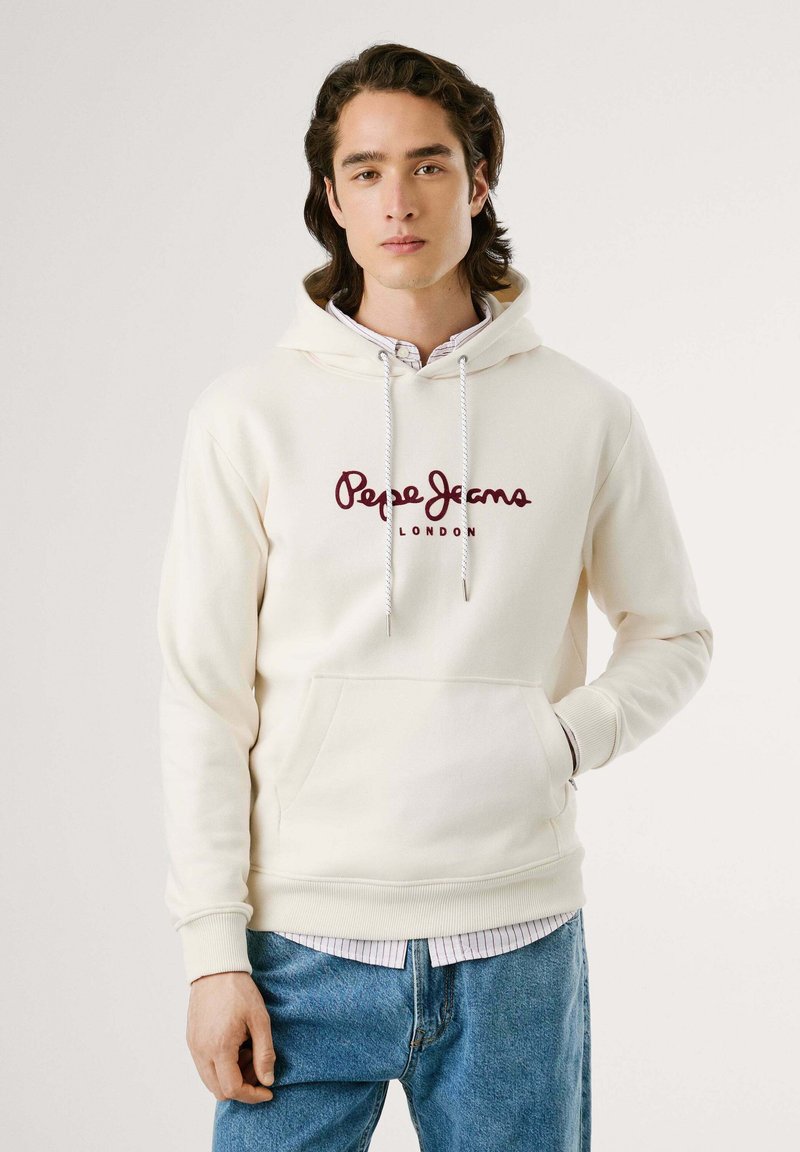 Crème hoodie met een voorste kangoeroezak, featuring een maroon "Pepe Jeans London" logo. De trekkoorden zijn van textuurwit met zilveren tips.