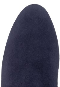 Punta de zapato de ante azul oscuro con forma suave y redondeada y superficie texturizada suave sobre un fondo blanco.