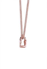 Collier chaîne chunky en or rose avec un pendentif à maillons rectangulaires ouverts suspendu à une chaîne à double rang sur fond blanc.