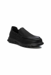 Scarpe nere slip-on realizzate in pelle testurizzata, con punta arrotondata e suola imbottita, caratterizzate da un branding minimale sul lato.