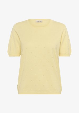 Rumena pletena majica s kratkimi rokavi, ki ima okroglo ovratnik in teksturiran vzorec pikic po tkanini. Ravna spodnja stran z bočnimi razporki.