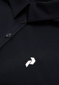 Sort polo-shirt lavet af glat stof, med en foldet krave og tre sorte knapper. Viser et hvidt logo på venstre brystområde.