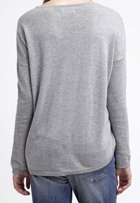 Grau gestrickter Pullover mit lockerer Passform, langen Ärmeln und rundem Ausschnitt. Glatte Textur mit geripptem Saum und Bündchen.