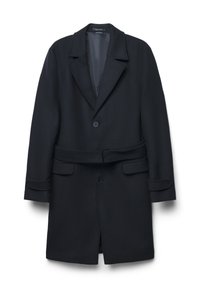 Cappotto lungo in misto lana blu scuro con colletto a rever, due bottoni, tasche a patta, vita con cintura e cinturini ai polsini, esposto su uno sfondo bianco.