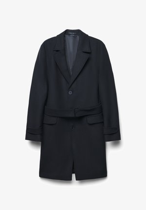 Manteau long en mélange de laine bleu marine foncé avec col à revers, deux boutons, poches à rabat, taille ceinturée et sangles aux poignets, présenté sur un fond blanc.