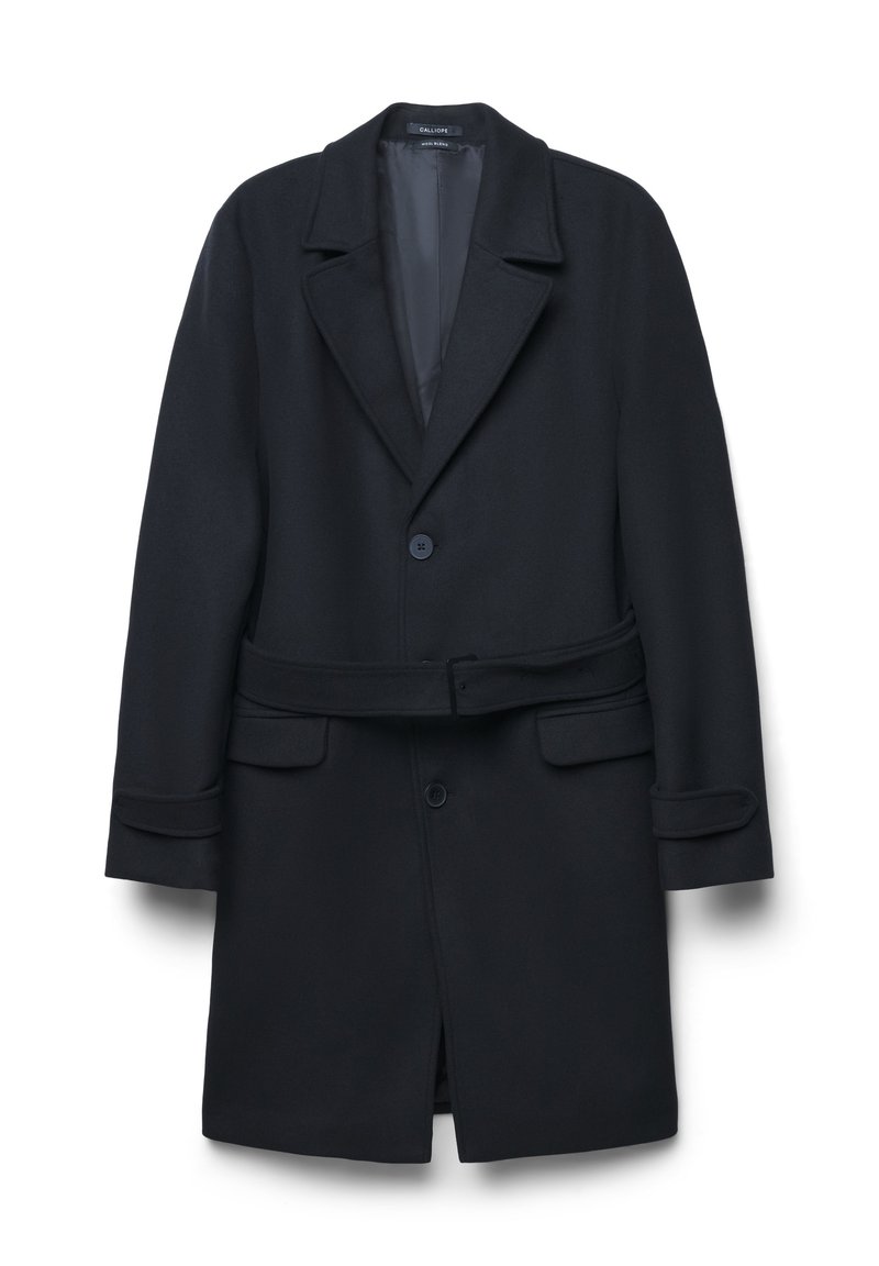 Cappotto lungo in misto lana blu scuro con colletto a rever, due bottoni, tasche a patta, vita con cintura e cinturini ai polsini, esposto su uno sfondo bianco.