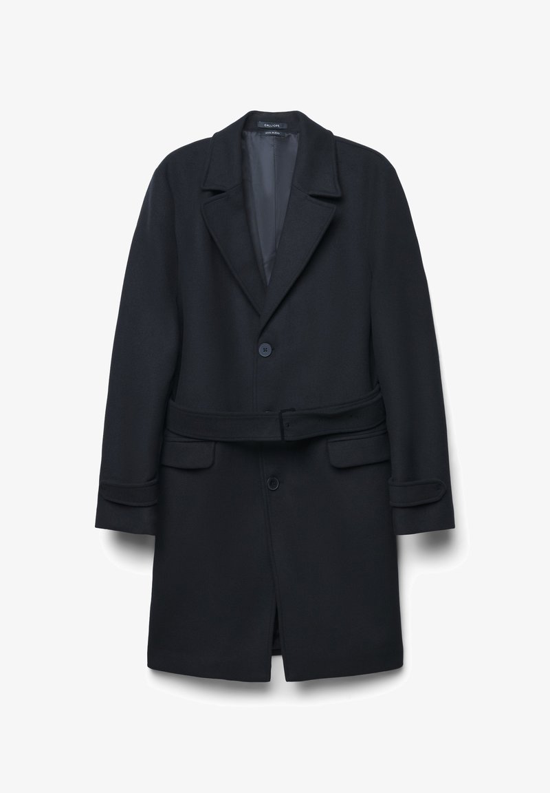Cappotto lungo in misto lana blu scuro con colletto a rever, due bottoni, tasche a patta, vita con cintura e cinturini ai polsini, esposto su uno sfondo bianco.