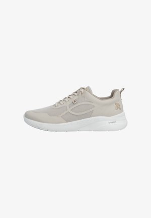 Baskets de sport légères beige et blanches avec panneaux en mesh, fermeture à lacets, col matelassé et semelle et talon de marque.