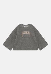 Felpa grigia a maniche larghe con collo rotondo. Presenta un design del logo in strass dorati sul davanti. Texture morbida.