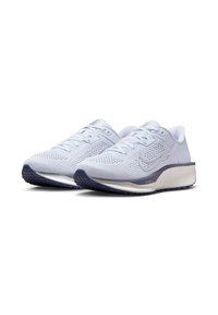 Scarpe da ginnastica azzurro chiaro con una parte superiore in mesh traspirante, design testurizzato, lacci e suola in gomma grigia con battistrada per una buona presa.