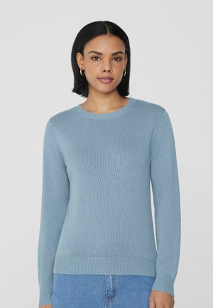 Pull en tricot bleu clair avec des manches longues, un col rond et des finitions côtelées aux poignets et à l'ourlet. Texture lisse, design ajusté.