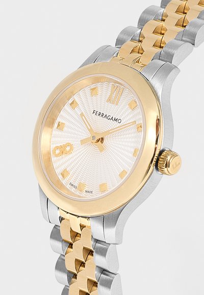 Ρολόι χειρός Ferragamo σε δίχρωμο χρυσό και ασήμι με υφή στο καντράν, χρυσά σημάδια ωρών, ρωμαϊκό αριθμό 12 και τρία δείκτες που δείχνουν 10:09.