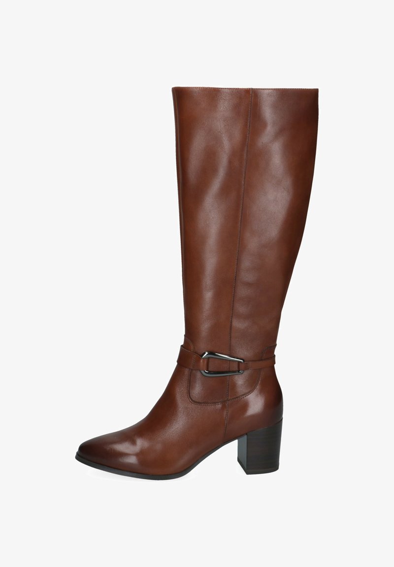 Botte en cuir marron montant jusqu'au genou avec talon bloc et sangle décorative avec boucle autour de la cheville, vue de côté sur fond blanc.