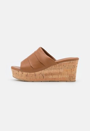 Brun læder åben-tå kile-sandal med en korksål og en polstret øvre rem.