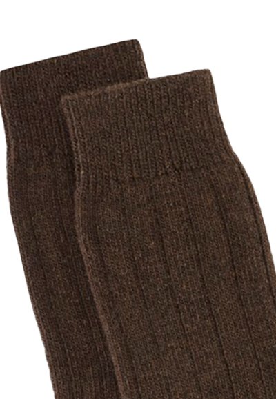 Brązowe skarpetki prążkowane o miękkiej teksturze dzianiny, z prostym mankietem u góry i jednolitym kolorem przez całą długość.