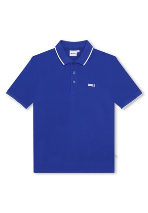 Blaues Polohemd mit klassischem Kragen, dreiknöpfiger Knopfleiste, weißen Akzenten am Kragen und den Ärmeln sowie kleinem, besticktem Logo auf der Brust.