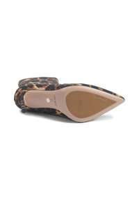Pantof cu toc înalt cu imprimeu de leopard, având vârful ascuțit, parte superioară din material moale și o talpă din cauciuc bej netedă, cu detalii texturate pentru aderență.