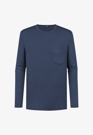 Navy lange mouwen T-shirt gemaakt van zachte stof, met een ronde hals en een klein borstzakje. Gladde textuur met rechte zoom.