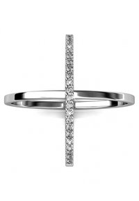 Anello d'argento con una fascia circolare caratterizzata da una barra verticale decorata con piccoli diamanti trasparenti. Finitura liscia con alta lucidatura.