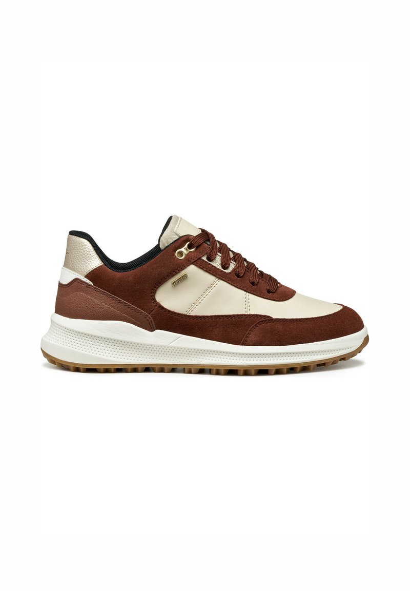 Sneaker marrone e crema con tomaia in suede e pelle, colletto imbottito, suola intermedia testurizzata e suola in gomma con tacchetti per la presa.