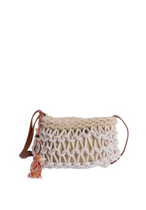 Bolso de hombro beige tejido en macramé con borde superior trenzado, correa de cuero marrón y adorno colgante de borlas naranja y blancas.
