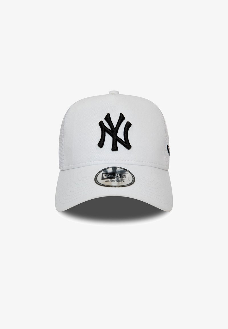 Biała, regulowana czapka bejsbolowa z czarnym haftowanym logo New York Yankees z przodu oraz naklejką marki New Era na daszku.