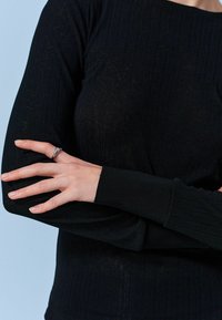 Must have ribidega musta värvi pikad varrukad, tihendatud disainiga, tekstuuri pinnaga ja mansettidega varrukad, näidates sujuvat ja kerget kangast.