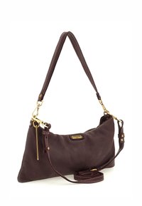 Borsa in pelle color bordeaux scuro con forma triangolare, dettagli in metallo dorato, tracolla removibile e superficie texturizzata.