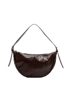 Dunkelbraune, halbmondförmige Lederschultertasche mit einem breiten Trageriemen, Reißverschluss und glatter Oberfläche.