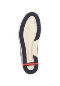 Suola di sneaker in gomma con un motivo beige e blu navy, caratterizzata da una presa testurizzata e un accento rosso. Include un marchio vicino al tallone.