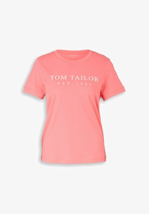 T-shirt rose corail à manches courtes avec col rond et texte blanc "TOM TAILOR EST-1962" imprimé sur le devant.