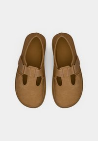 Bruine, zacht aanvoelende schoenen met twee uitsparingen en een brede band over de bovenkant. Ontworpen met een ronde neus en een platte zool.