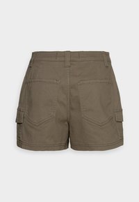 Oliwkowe szorty typu cargo o dopasowanym kroju, z tylnymi kieszeniami i boczną kieszenią, wykonane z trwałej bawełnianej tkaniny.