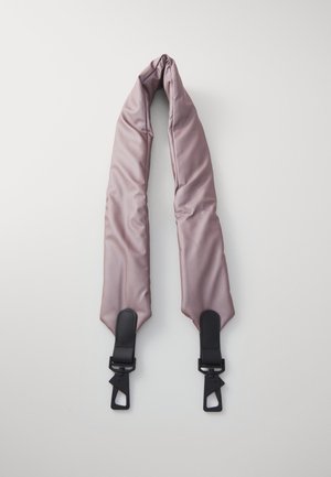 Sangle rembourrée en tissu mauve doux avec des accents en cuir noir et des clips en plastique pour fixation. Texture lisse avec un design arrondi.
